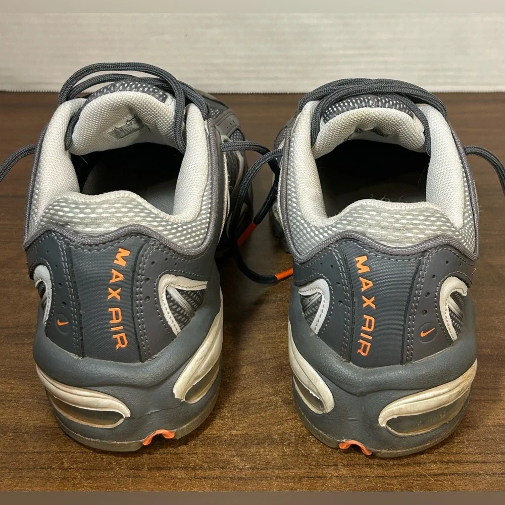 Nike Men's Size 10 Tailwind 4 Dark Grey Total Orange Athletic Running Shoes - Picture 4 of 8